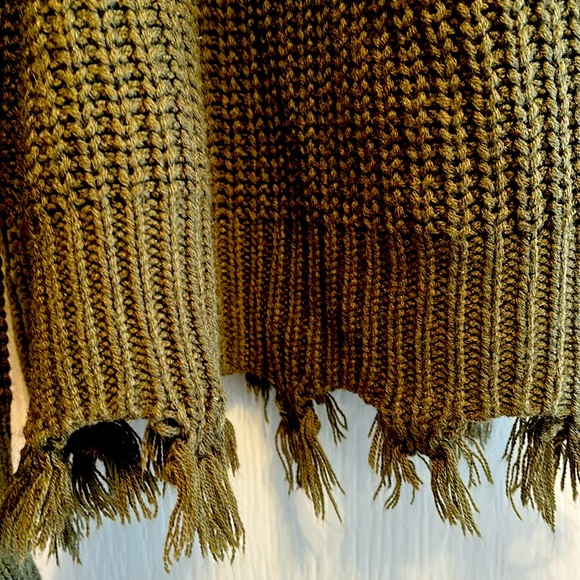 Almost Famous Turtleneck Sweater in Olive Green and Open Shoulder XL - Picture 3 of 5